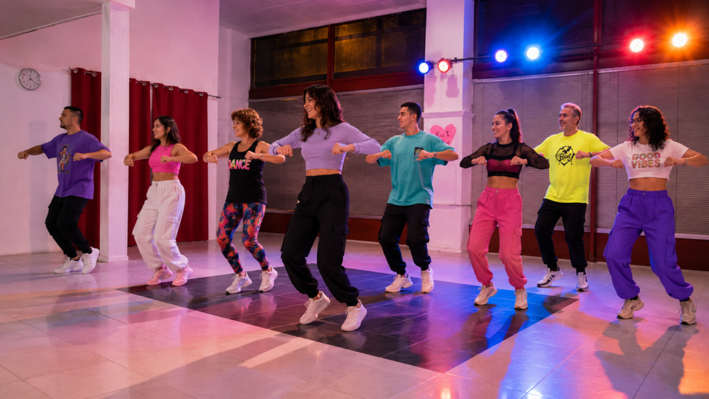Grupo bailando en línea en la academia de baile Kizz and Beat Zaragoza